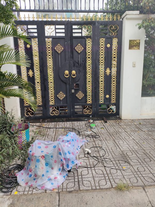 Thợ sơn sửa cửa sắt tại Quận 9