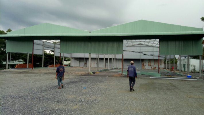 Thợ làm mái tôn tại Long An, chúng tôi chuyên làm mái tôn nhà dân dụng. Mái tôn nhà xưởng, lắp đặt mái tôn giả ngói, mái tôn che sân thượng, mái tôn vòm. Thi công lợp mái tôn giả ngói,