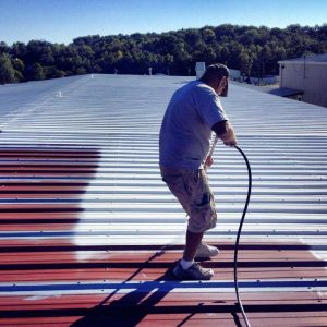 Thợ sơn chống nóng mái tôn tại Quận 4