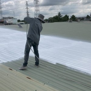 Thợ sơn chống nóng mái tôn tại Quận 2